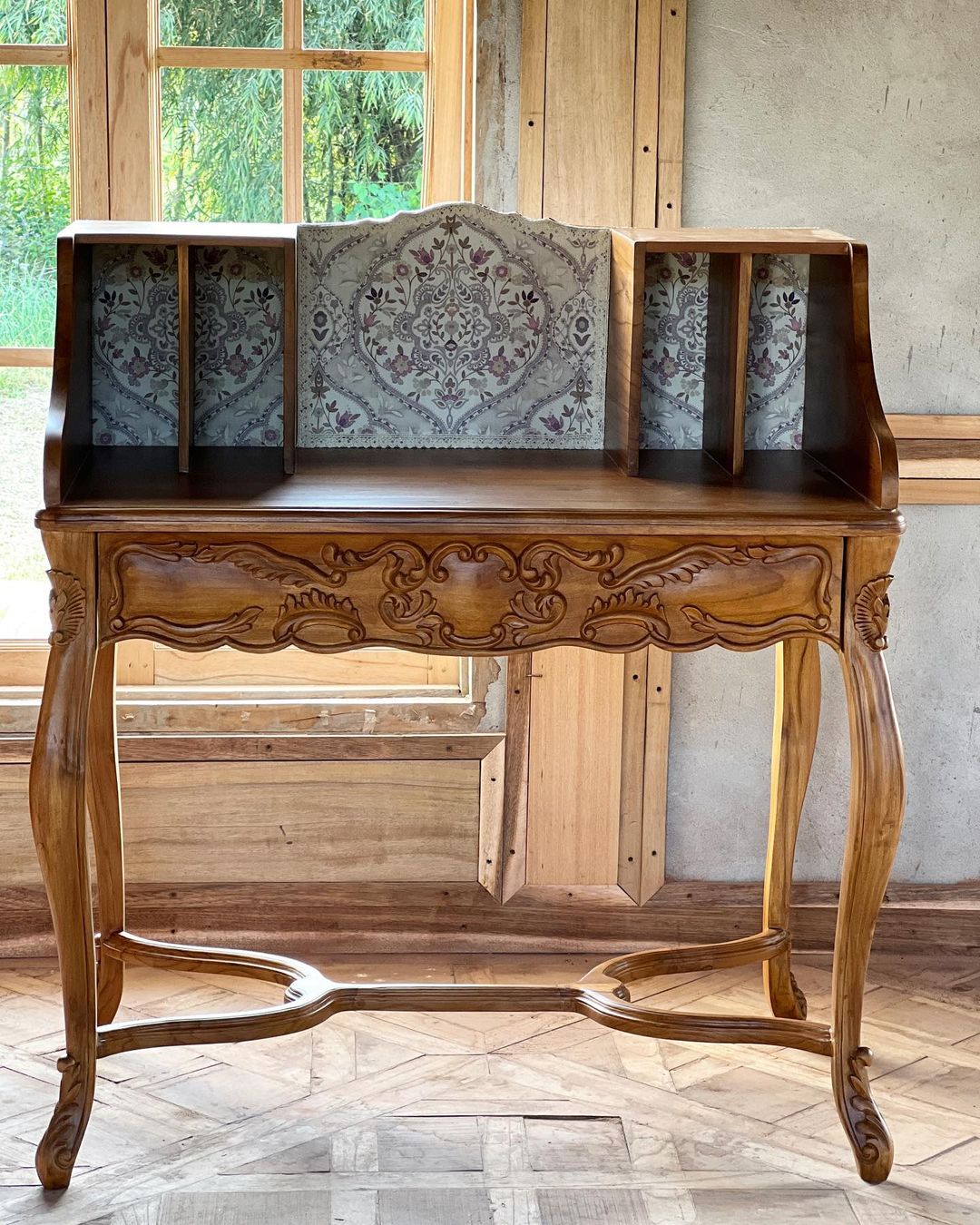 Desk of Louis XV features with elegant silhouette