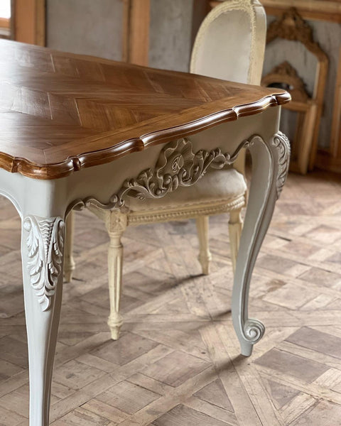 Louis XV dining table with cockle shell motif