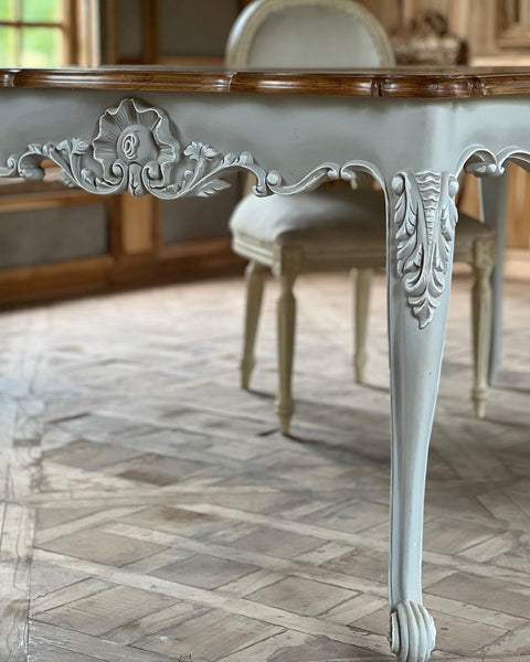 Louis XV dining table with cockle shell motif