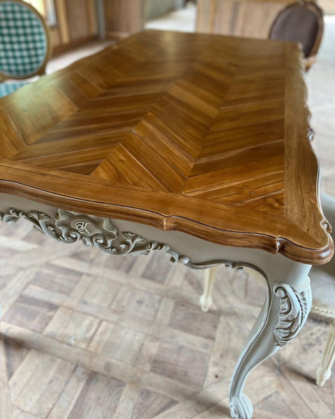 Louis XV dining table with cockle shell motif