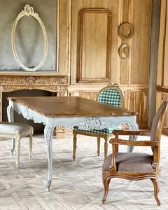 Louis XV dining table with cockle shell motif