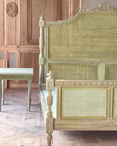 The wicker Louis XVI bed