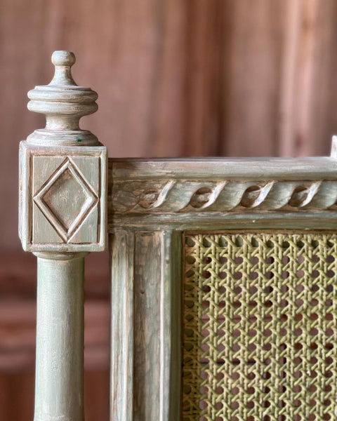The wicker Louis XVI bed