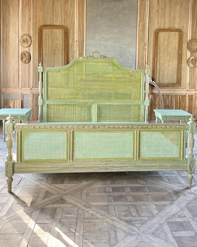The wicker Louis XVI bed