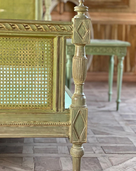 The wicker Louis XVI bed