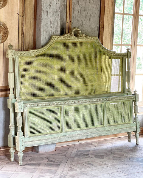 The wicker Louis XVI bed