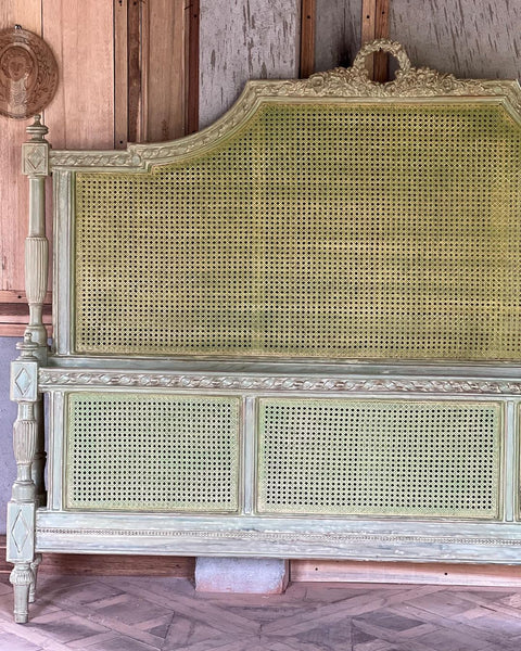 The wicker Louis XVI bed