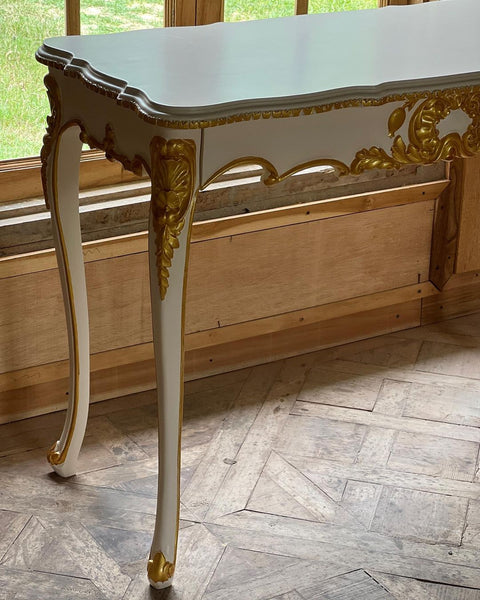Louis XV console table with cockle shell details