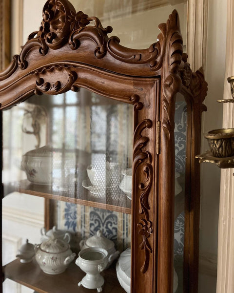 Louis XV vitrine in quintessential rococo style with detailing