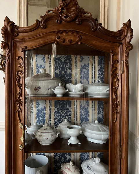 Louis XV vitrine in quintessential rococo style with detailing