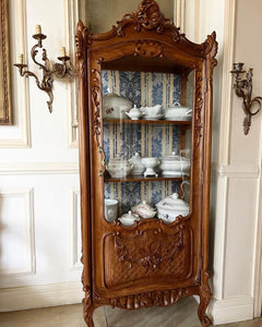 Louis XV vitrine in quintessential rococo style with detailing