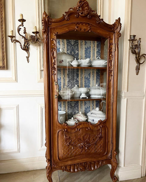 Louis XV vitrine in quintessential rococo style with detailing