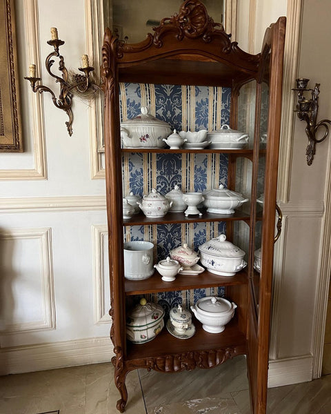 Louis XV vitrine in quintessential rococo style with detailing