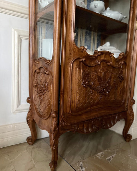 Louis XV vitrine in quintessential rococo style with detailing