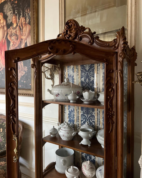 Louis XV vitrine in quintessential rococo style with detailing