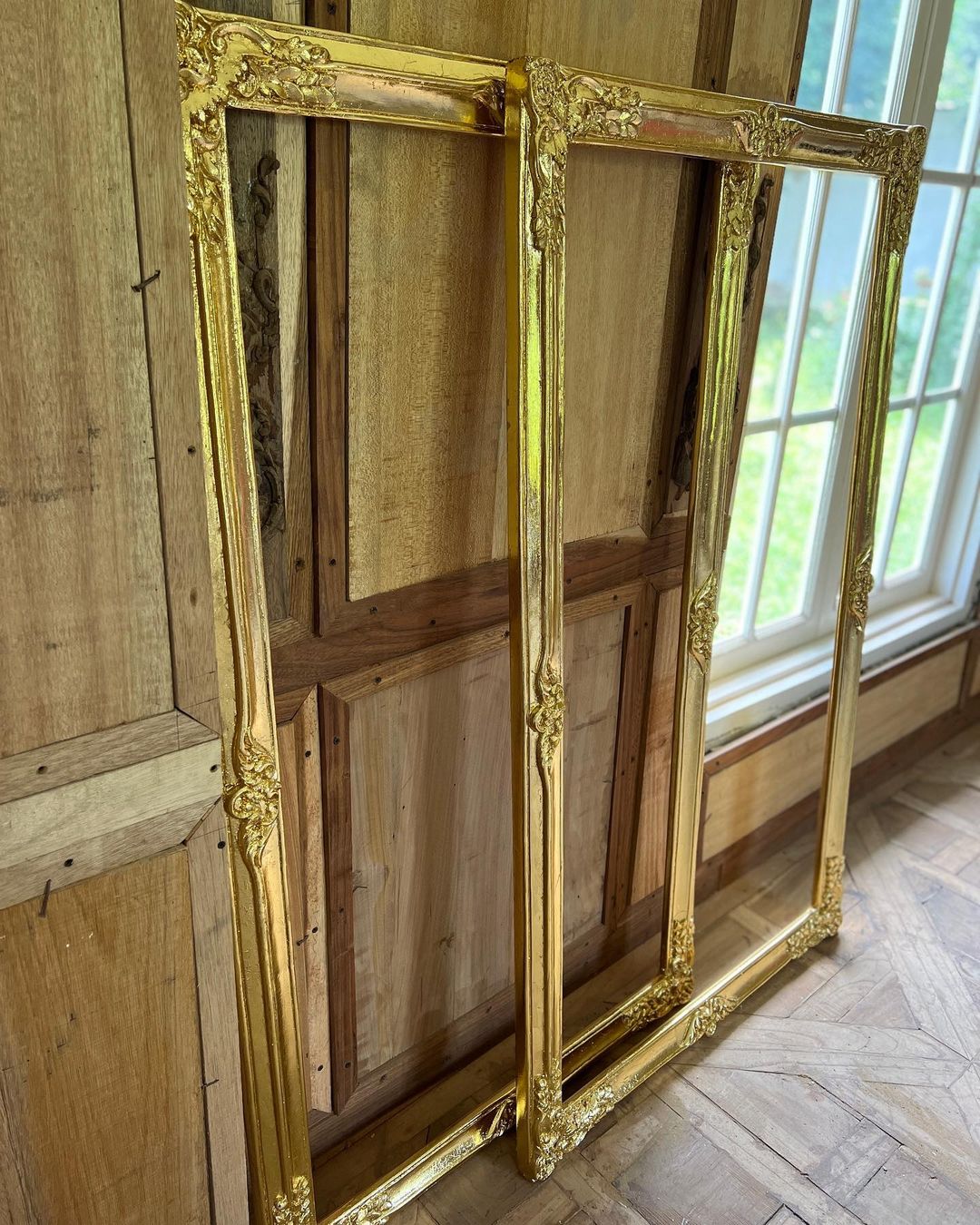 Quintessential Louis XV frame in sleek proprotions
