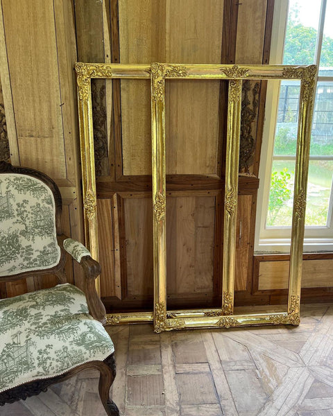 Quintessential Louis XV frame in sleek proprotions