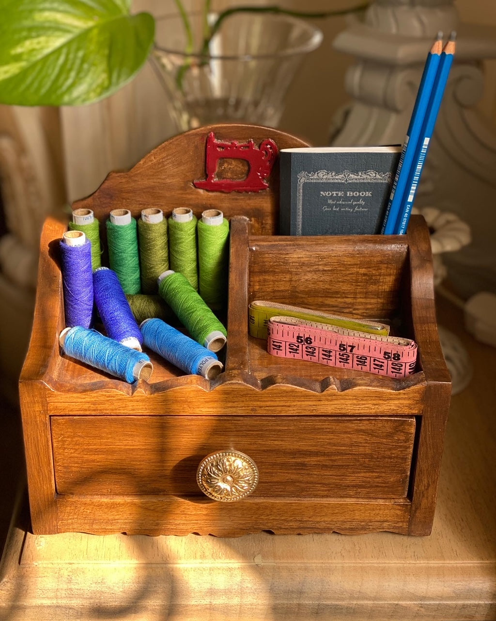 Diminutive organiser with sartorial motif