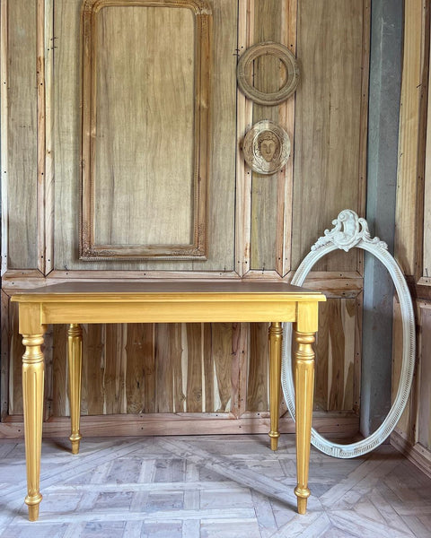 Louis XVI table of minimal elegance