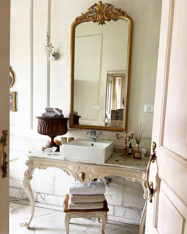 Elegant console with Demeter