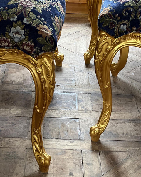Fauteuil of deep rococo features