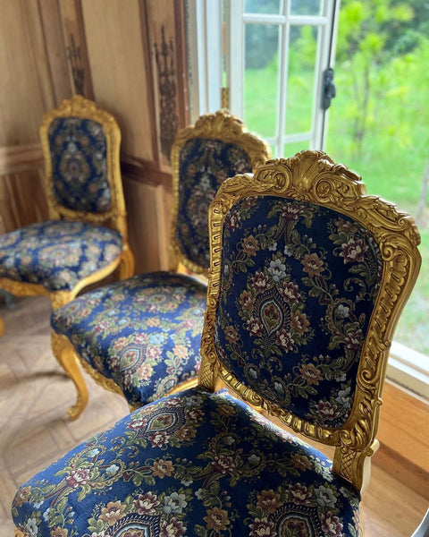 Fauteuil of deep rococo features