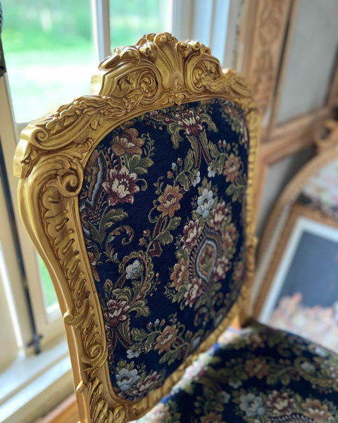 Fauteuil of deep rococo features