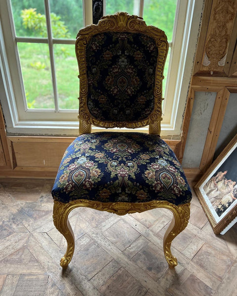 Fauteuil of deep rococo features