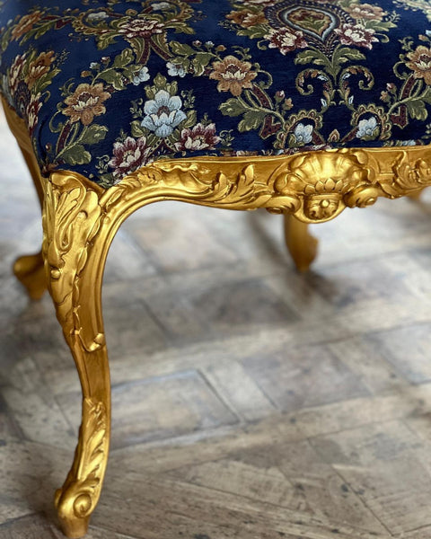 Fauteuil of deep rococo features