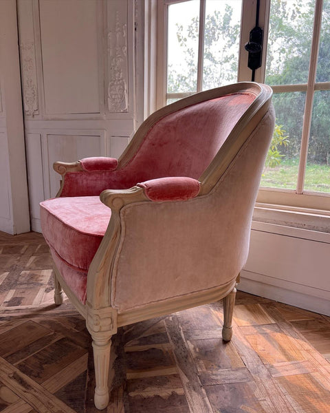 Louis XVI armchair with minimal silhouette