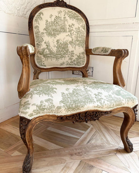 Fauteuil of country rococo features