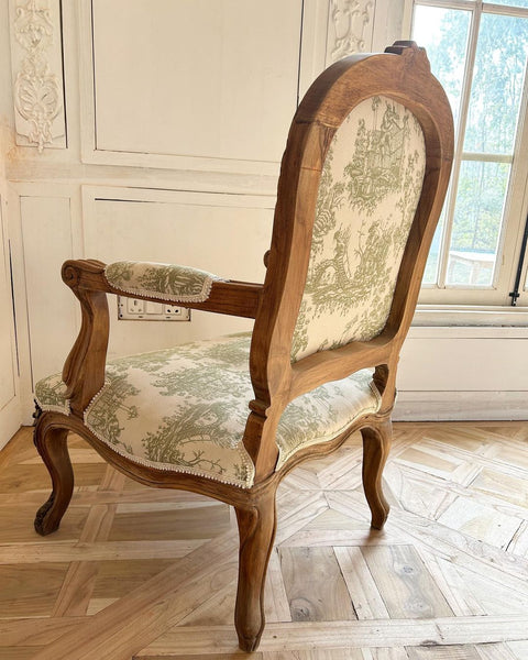 Fauteuil of country rococo features