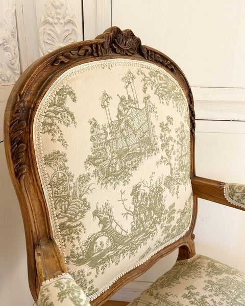 Fauteuil of country rococo features