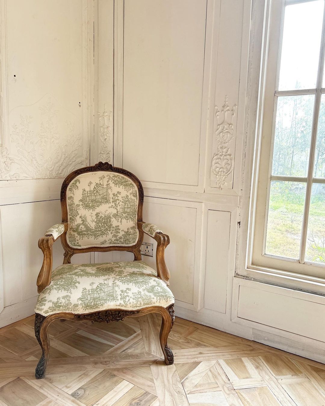 Fauteuil of country rococo features