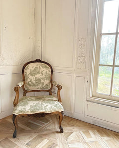 Fauteuil of country rococo features
