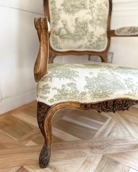 Fauteuil of country rococo features