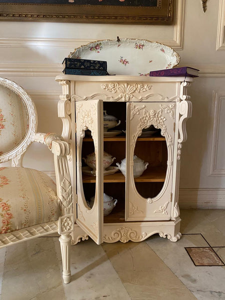 Meuble d'appui / petite cabinet with exuberant details