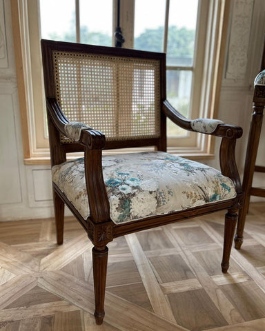 Chair inspired by minimal Louis XVI, square frame