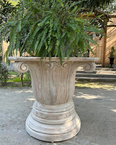 Dining table base inspired by reduced capital