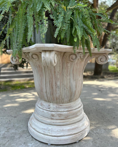 Dining table base inspired by reduced capital