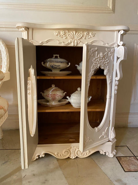 Meuble d'appui / petite cabinet with exuberant details
