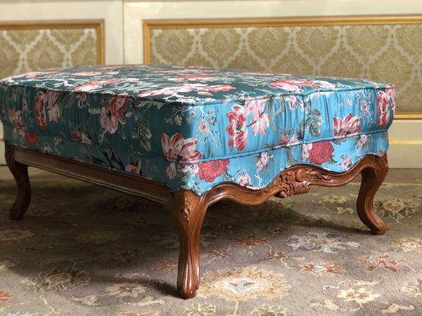Tabouret / upholstered bench in Louis XV elegance