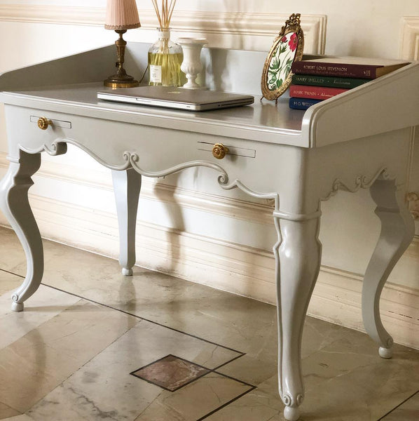 Elegant desk