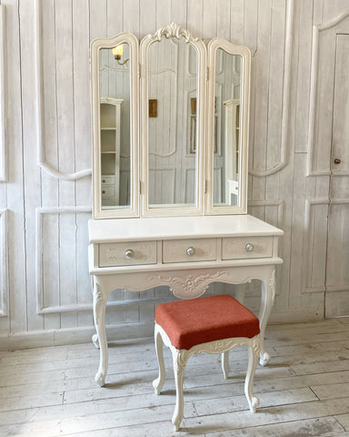 Dressing table of Louis XV sensibilities
