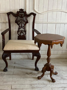 Chair with riband inspired by Chippendale