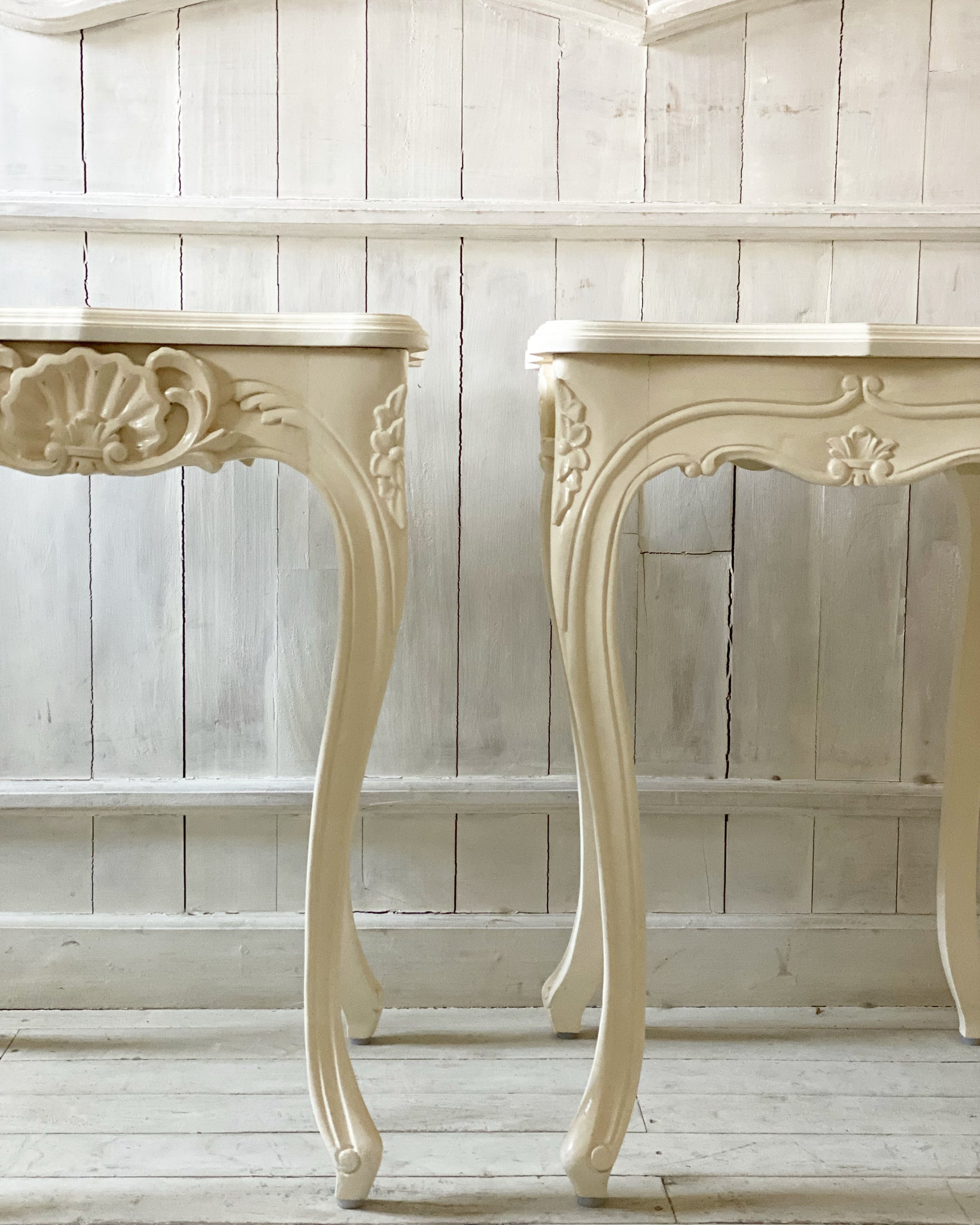 Fine side table with deep rococo