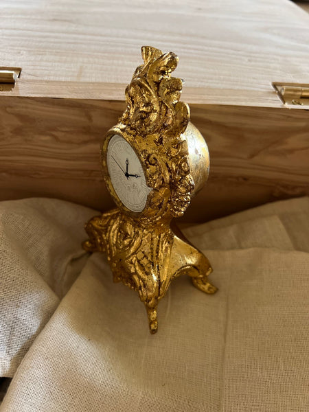 Miniature mantleclock of rococo quintessence