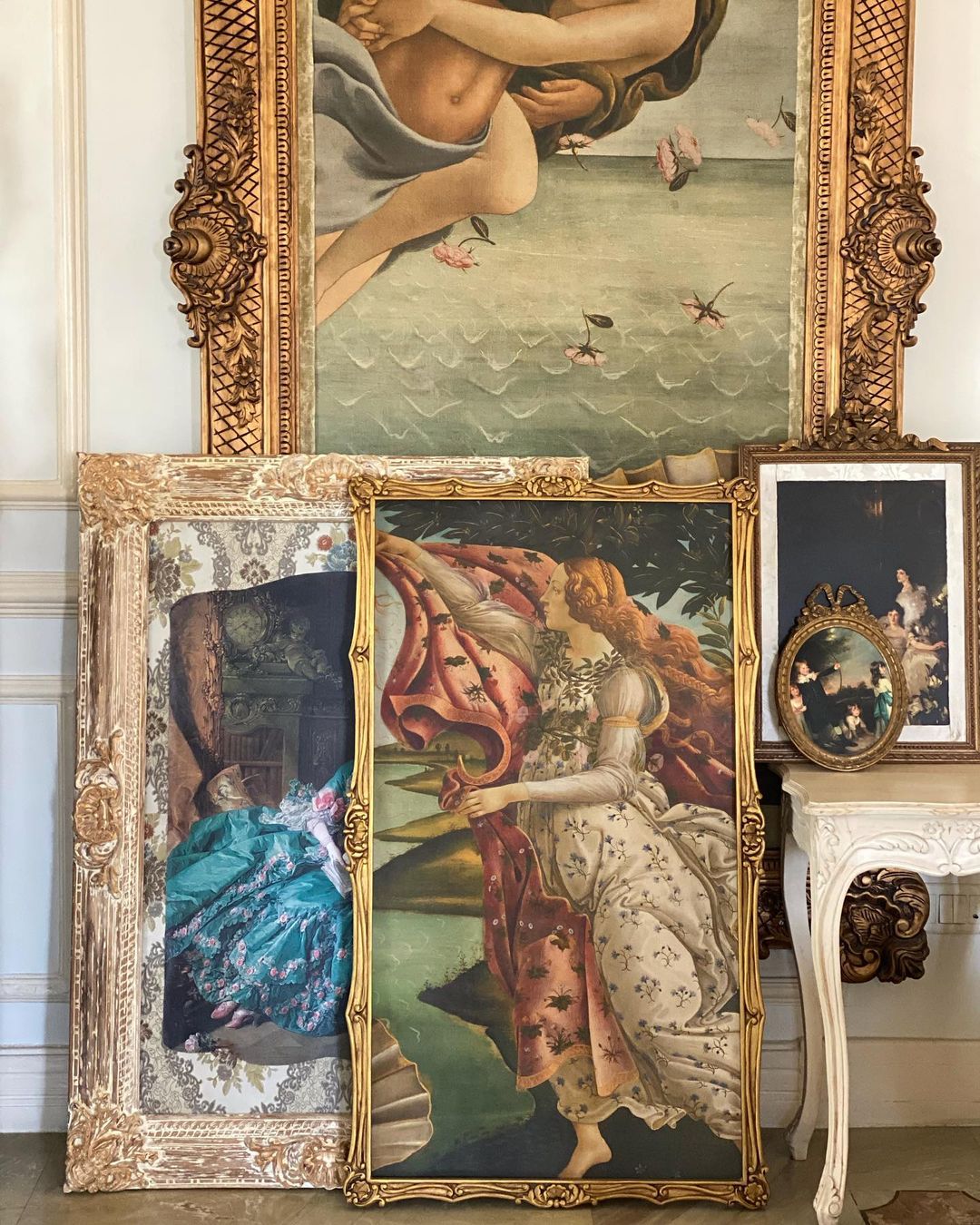 Sleek Louis XV frame with cockle~