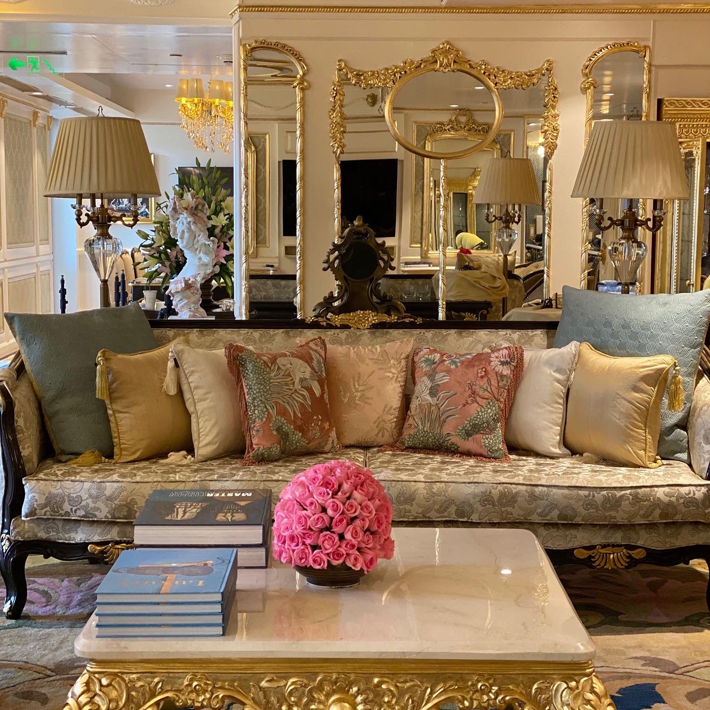 Canapé / sofa with a sophisticated silhouette