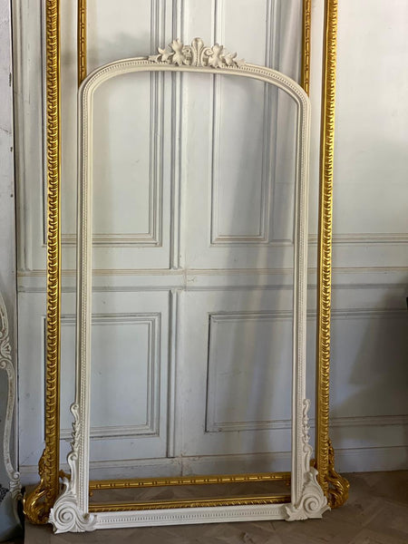 Sleek Louis XVI frame